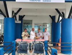 PT Timah Berikan Bantuan Kursi Roda dan Tandu Pasien ke Pelabuhan Sri Tanjung Gelam, Permudah Masyarakat yang Sakit Melintas