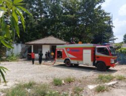 Tim Damkar PT Timah Bantu Padamkan Kebakaran di Pelabuhan Tanjung Gudang Belinyu