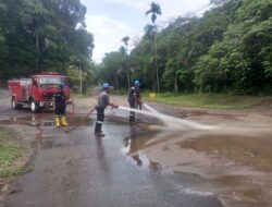 Cegah Kecelakaan Lalin, Karyawan PT Timah Bersihkan Tumpukan Pasir di Komplek Timah Bangka Barat