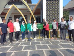 PT Timah Serahkan Puluhan Tong Sampah bagi Warga Teluk Rubiah
