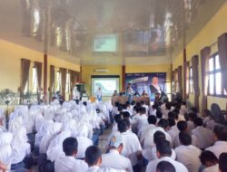 Direktur Keuangan dan Manajemen Risiko PT Timah Berikan Motivasi dan 3 Unit Laptop kepada Siswa SMA N 1 Mentok