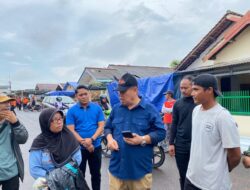 Hidayat Arsani Temui Warga Pintu Air Atas Korban Angin Puting Beliung, Bantu Sembako dan Perbaiki Atap Masjid yang Rusak