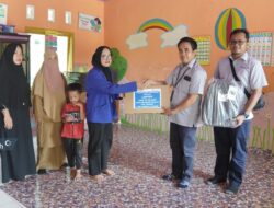 PT Timah Serahkan Laptop ke TK Pelangi Desa Baskara Bakti untuk Mendukung Sarana dan Prasarana di Sekolah