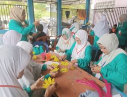 Komitmen Terhadap Pendidikan Ekslusif dan Pemberdayaan Masyarakat PT Timah Serahkan Bantuan Seragam untuk Sekolah Lansia Berdaya