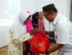 PT Timah Bagikan Ratusan Paket Sembako dan Takjil untuk Masyarakat di Kabupaten Bangka 