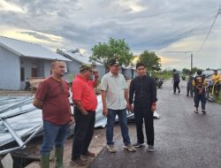 Wakil Ketua DPRD Beliadi Tinjau Langsung Lokasi Terdampak Angin Kencang di Beltim
