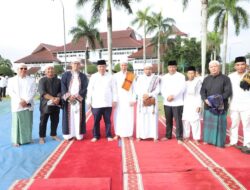 Wakil Ketua DPRD Eddy Iskandar Menunaikan Salat Idul Fitri di Halaman Kantor Gubernur Babel