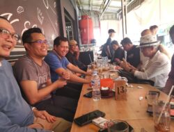 Basit Cinda Ngopi di Warkop Akew, Suasana Penuh Riang Gembira