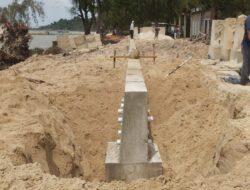 Cegah Abrasi dan Dukung Destinasi Wisata di Karimun, PT Timah Pasang Penahan Abrasi di Pantai Pongkar