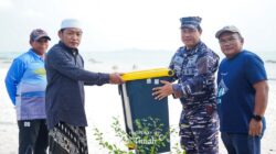 Melalui Program TJSL, PT Timah Serahkan Bantuan Alat Kebersihan untuk Pokdarwis Lingkungan Rambak