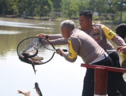 Dit Lantas Polda Babel Lepas Ratusan Ikan dan Burung di Kawasan Taman Bhaypark
