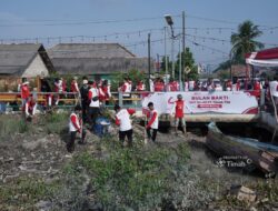 Gotong Royong untuk Merah Putih, Karyawan PT Timah Bersama Masyarakat Opas Bersihkan Jalan Hingga Bantaran Sungai Rangkui