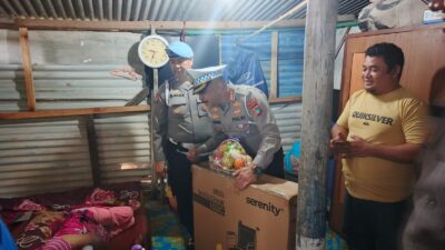 Dirlantas Polda Babel Salurkan Bantuan Kursi Roda Ke Ibu Penderita Stroke Di Pangkalpinang