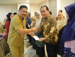 Pj Sekda Fery Serahkan Tali Asih Korpri Kepada 28 Purnabakti ASN Babel