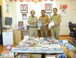 Bakuda dan Diskominfo Serahkan 517 Hibah Buku Pegawai ke DKPUS Babel