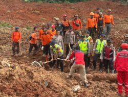 Polri Kerahkan 155 Personel dan 4 Anjing Pelacak Perkuat Operasi SAR Longsor Cibeunying, 20 Warga Masih Dicari