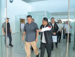 Tuntaskan Kunjungan Kerja, Gubernur Hidayat Arsani Antar Kepulangan Menhut RI Raja Juli Antoni 