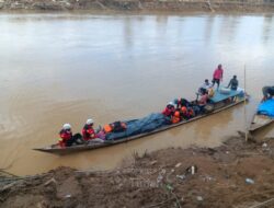 Mengarungi Sungai, Tim ERG PT Timah Antarkan Bantuan Logistik untuk Warga Kampung Sekumur di Aceh Tamiang