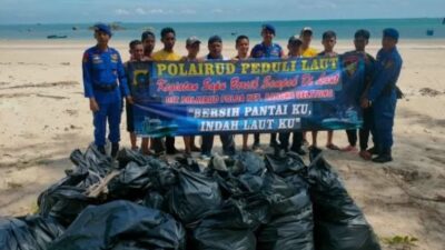 Wujudkan Laut Indah, Polda Babel Gelar Aksi “Sapu Bersih” di Pantai Pasir Padi