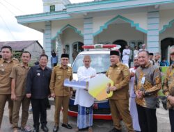 Perkuat Layanan Publik, Gubernur Babel Serahkan Ambulans untuk Warga Desa Kemingking