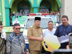 Perkuat Layanan Kesehatan Masyarakat, Gubernur Hidayat Arsani Serahkan Bantuan Ambulans untuk Masjid As-Salam Kace