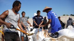 Di Tengah Terik Matahari, Nelayan dan PT TIMAH Kompak Gotong Royong Jaga Akses Muara Jelitik 