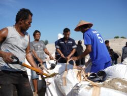 Di Tengah Terik Matahari, Nelayan dan PT TIMAH Kompak Gotong Royong Jaga Akses Muara Jelitik 