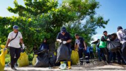 Jaga Kelestarian Pesisir, PT TIMAH Gelar Aksi Gotong Royong Bersihkan Pantai Tambak Udang