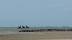 Ponton Timah Parkir Dibibir Pantai Pasir Padi, Novi: Tidak Boleh, Kami Akan Cek!!