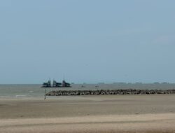Ponton Timah Parkir Dibibir Pantai Pasir Padi, Novi: Tidak Boleh, Kami Akan Cek!!