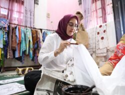 Coba Membatik, Noni Hidayat Ajak Masyarakat Bangga Pakai dan Beli Batik Karya Daerah Sendiri