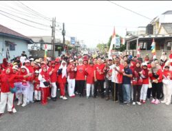 Jalan Santai Peringati HUT ke-81 RI di Batin Tikal, Dessy: Kukuhkan Kebersamaan, Tanam Kesadaran Jaga Lingkungan